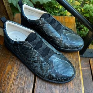 TROTTERS AVRILLE VEGAN SNAKE SKIN SLIP ON SNEAKERS    SIZE 7W